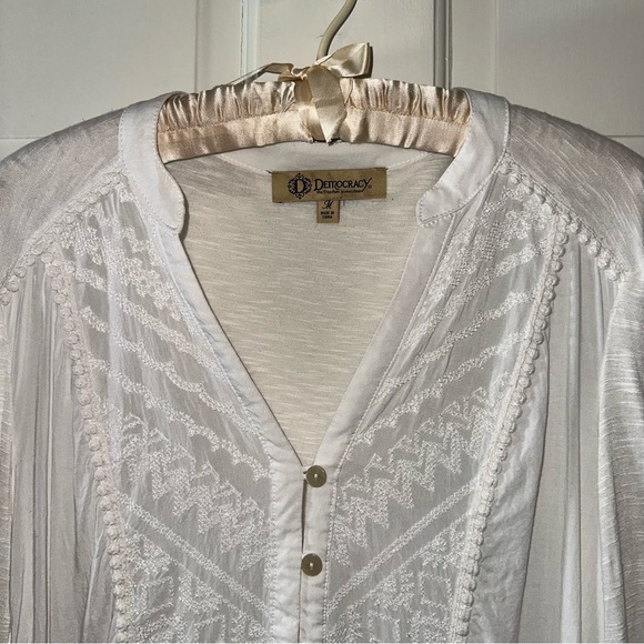 Light Cream Button Sleeve Hi-Lo Blouse w/ Crochet Detail - Picture 2 of 9